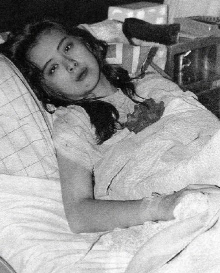 王祖贤早年输液照曝光 王祖贤生病输液照获赞