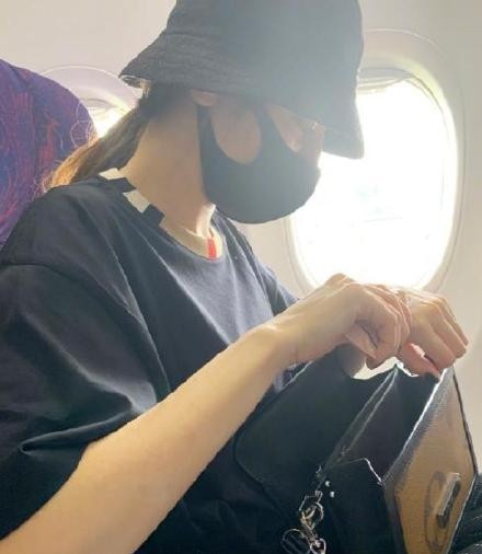 岳云鹏迪丽热巴微博互动 热巴戴着口罩涂护手霜