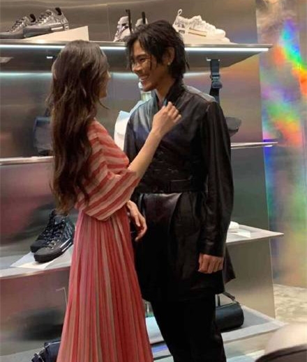 郭碧婷向佐现身品牌活动 现场亲亲甜死网友