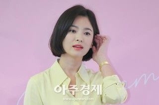 宋慧乔短发配嫩黄短裙出席活动 仍未戴婚戒