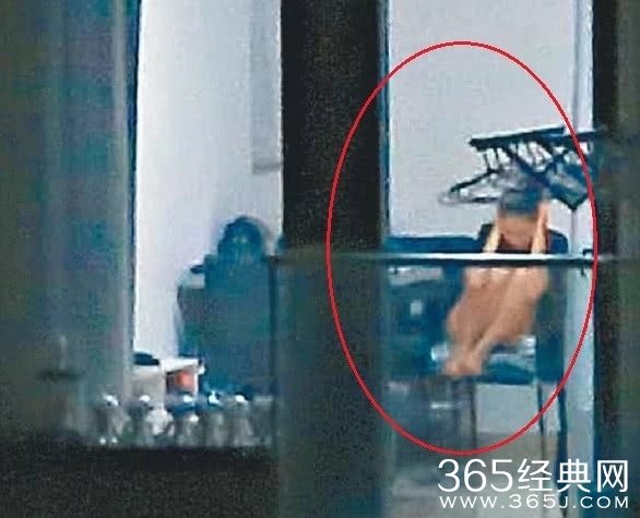 黄心颖最新消息：疑精神失常 光着脚穿短裤躲在楼道内大哭接近崩溃