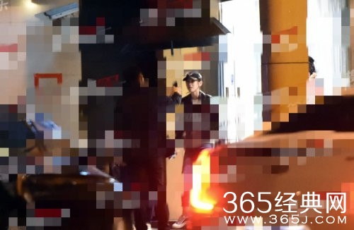 懒理刘强东案视频曝光 章泽天约友人按摩