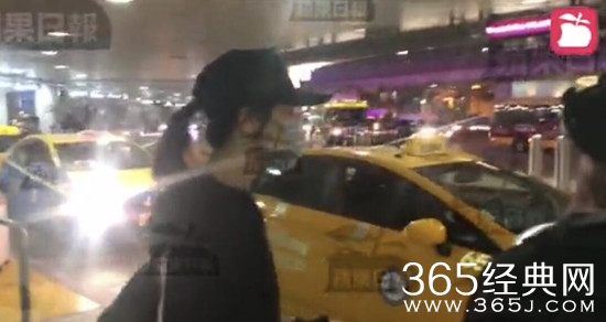 黄心颖现身洛杉矶机场 难道是出国避避风头？