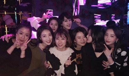 毕滢风波后首现身 张丹峰新剧《勇者无惧》杀青与众演员合影