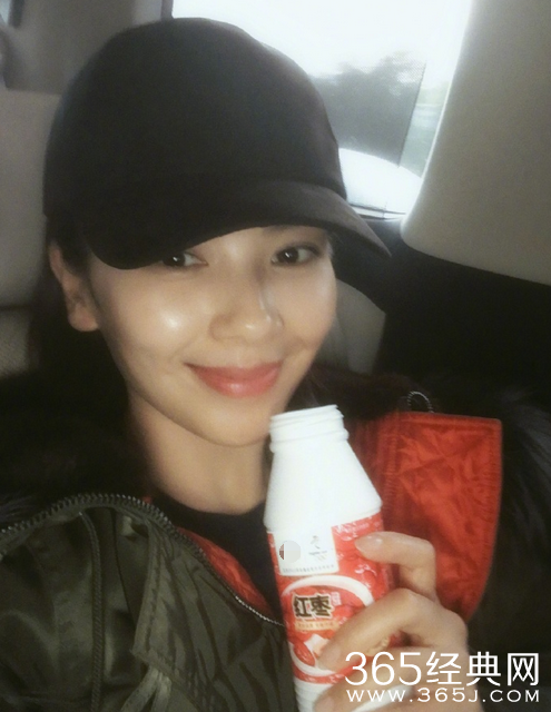 刘涛手微博晒自拍露出甜美的笑容 皮肤白皙光滑状态出色