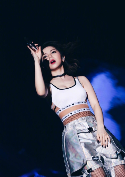 邓紫棋演唱会三度激动落泪：想给自己两巴掌 自己情绪氾滥