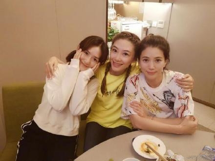 袁咏仪谢娜应采儿聚会畅聊展情谊 整晚在探讨人性（八卦）