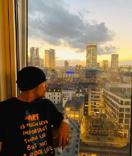 周杰伦伦敦演唱会上许诺歌迷：新专辑今年发 不会让你们等太久