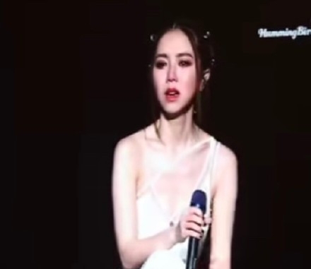 邓紫棋演唱会三度激动落泪：想给自己两巴掌 自己情绪氾滥