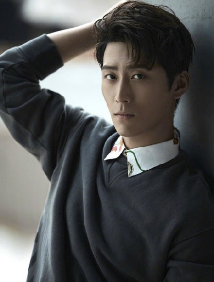 窦骁被爆与神秘女子拥吻 疑似恋情曝光