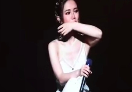 邓紫棋演唱会三度激动落泪：想给自己两巴掌 自己情绪氾滥