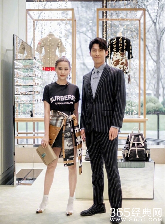 窦骁与何超莲公布恋情官宣 同款文案：哈哈哈 狗粮狗粮