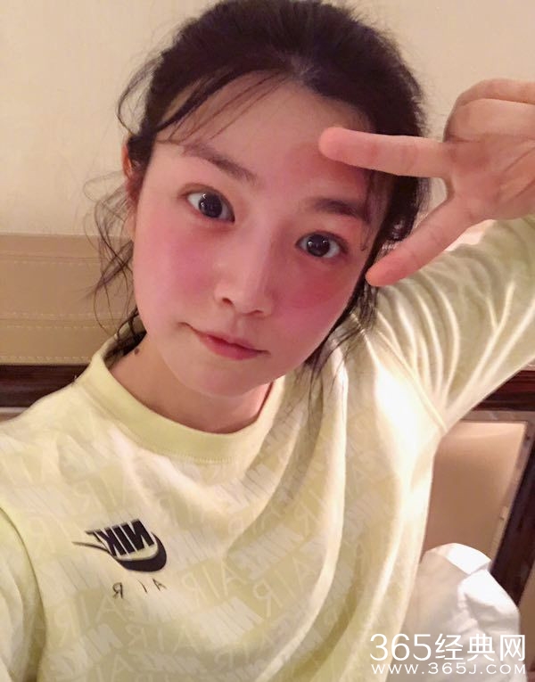 陈妍希长跑后在微博晒出素颜自拍照 肤质细腻Q弹似少女