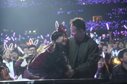 王力宏巡回演唱会进行中 现场帮助粉丝求婚