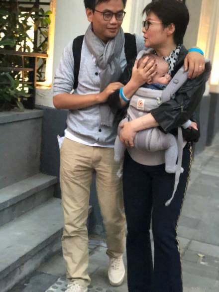 袁立晒与丈夫合照手中孩子成焦点 难道已经生了？