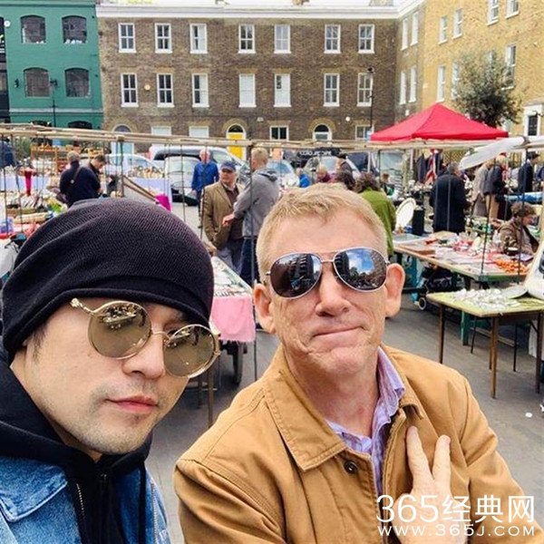 周杰伦巡演陪岳父逛古董市集 大吃当地美食