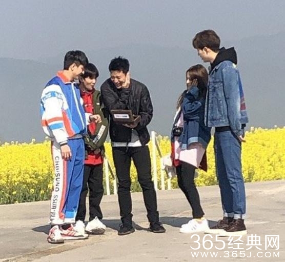 贾乃亮王源杨超越同逛公园 露半张脸比耶默契十足