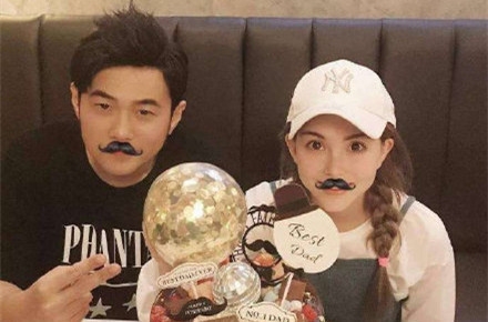 周杰伦巡演陪岳父逛古董市集 大吃当地美食