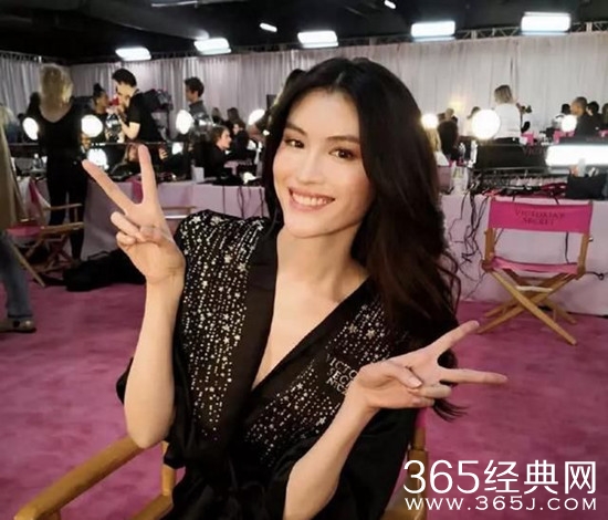 何穗发文否认恋情传闻 微博发文：那是我爸