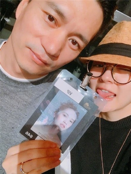 安以轩挺孕肚看杨丞琳演唱会 老公贴心相伴