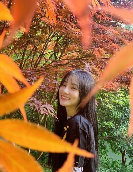 李小璐久违分享生活美照 赏枫叶笑靥如花