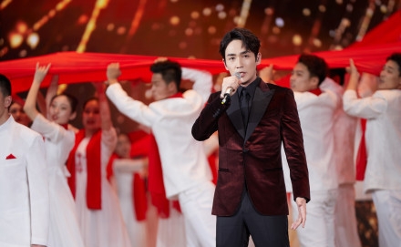 五四晚会朱一龙被赞台风稳 杨幂歌声甜