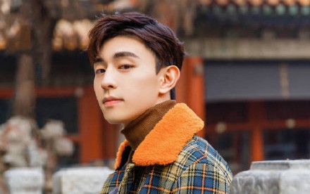 好温柔！邓伦被粉丝抓手拉扯仍微笑给签名