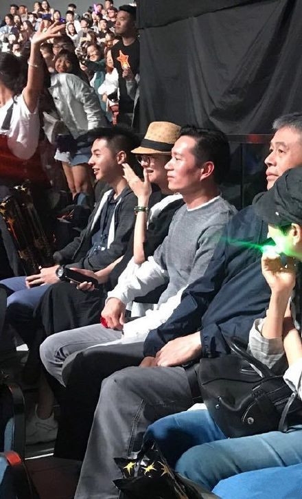 安以轩挺孕肚看杨丞琳演唱会 老公贴心相伴