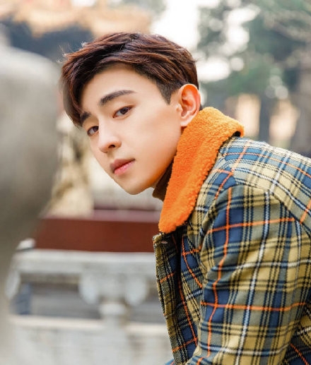 好温柔！邓伦被粉丝抓手拉扯仍微笑给签名