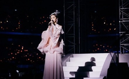 杨丞琳曝“家人”得皮肤癌 演唱会中途爆哭