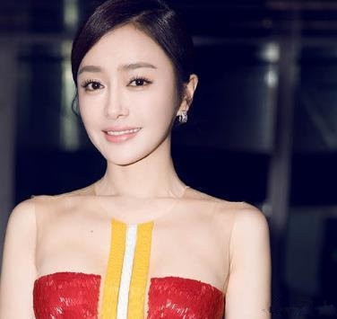 秦岚妆容浮粉 工作室斥恶意修图：又没擦你家粉