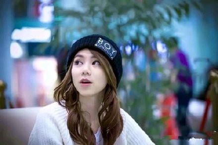 邓紫棋分享15岁演出视频 穿白裙显青涩歌声动人