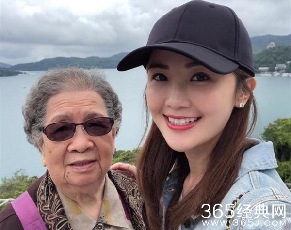 阿Sa晒与奶奶合照 调侃老人：吃的多，爱漂亮