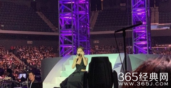 杨丞琳曝“家人”得皮肤癌 演唱会中途爆哭