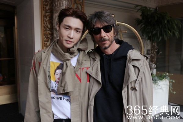 张张艺兴受邀登上Met Gala红毯 黑色西装极简不失设计巧思