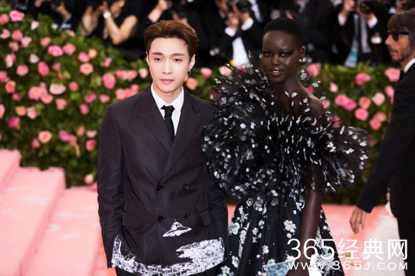 张张艺兴受邀登上Met Gala红毯 黑色西装极简不失设计巧思