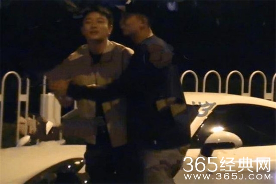 贾乃亮被曝深夜醉酒 瘫坐路边神情失落