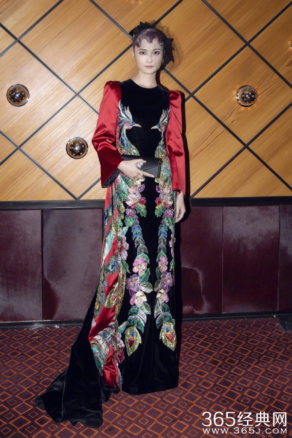 李宇春二度亮相met gala 烟熏妆彩色刺绣孔雀惊艳众人