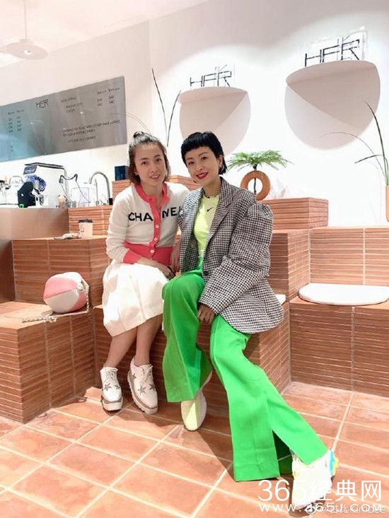 神奇的朋友圈！徐濠萦新店开张获甘比帮忙宣传