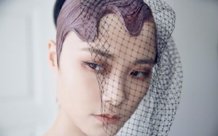 李宇春二度亮相met gala 烟熏妆彩色刺绣孔雀惊艳众人