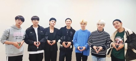 防弹少年团继获公告牌两个奖项之后 又在玫瑰碗开唱 实红！