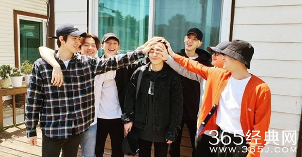 EXO大哥金珉锡正式入伍 成员现身为其送行