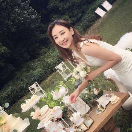 何雯娜微博官宣恋情 13点14分意味一生一世