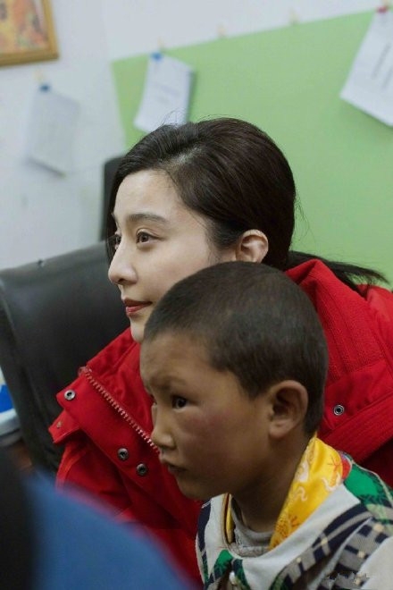 范冰冰素颜现身做公益 出现高原反应脸色蜡黄