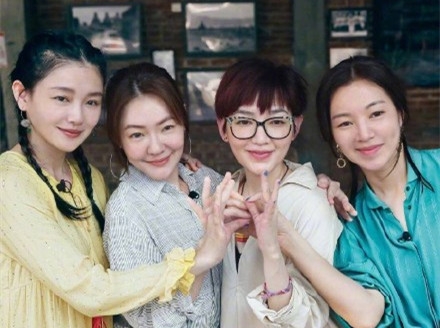 大小S、范晓萱、阿雅合体录制新综艺 大S状态极佳宛如花季少女