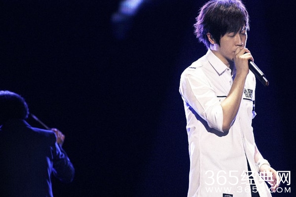 蔡依林晒与肌肉男暧昧互动照 阿信涨红脸怒留言