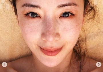 隋棠与老公度假庆结婚四周年 晒素颜美照脸有雀斑依旧美