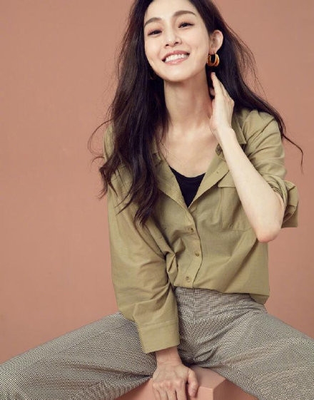 范玮琪发文回应学历争议 否认伪装学历