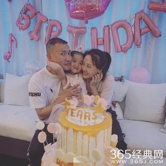 秦子越晒和聂远为女儿庆生照 一家人紧密相依幸福满满