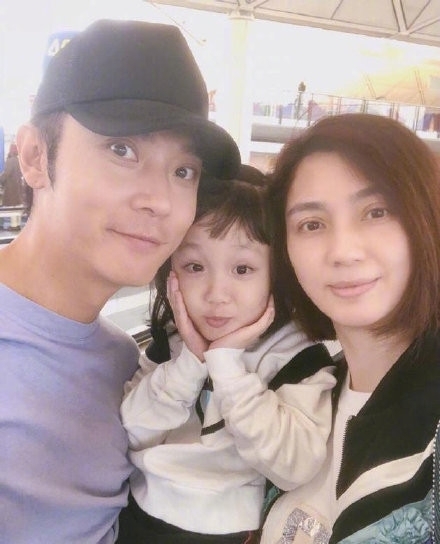 张丹峰发声明后洪欣首现身笑容灿烂 两个人似乎已和好